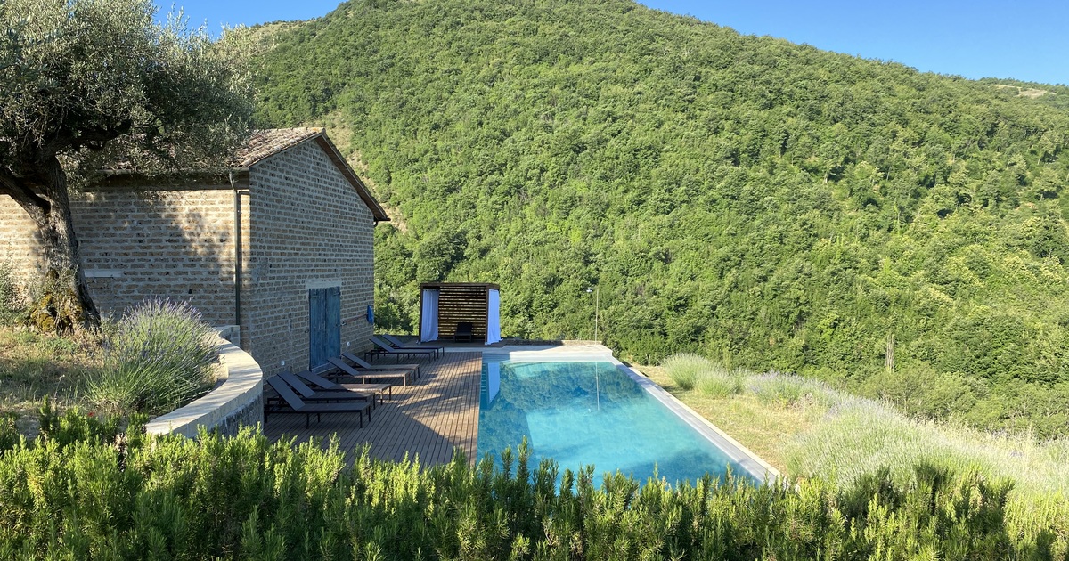 vista_piscina_di_lato_con_colli.jpg